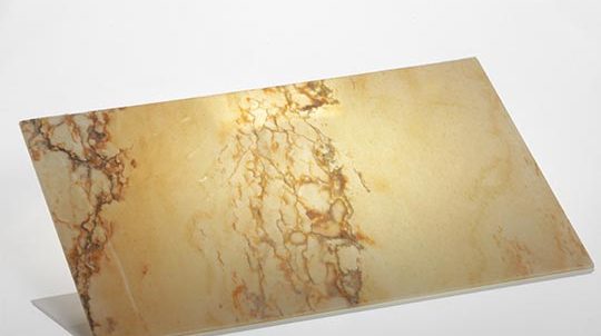 Glas-Stein Laminat mit 1,5mm Golden Macaubas Steinfurnier laminiert auf Dünnglas, Steinoberfläche poliert, hinterleuchtet