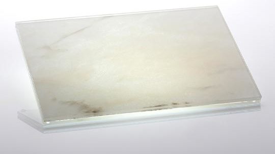 Glas-Stein Laminat mit 3,0mm Estremoz Steinfurnier laminiert auf Glas mit umlaufendem Rückschnitt von 12mm, Steinoberfläche poliert, hinterleuchtet