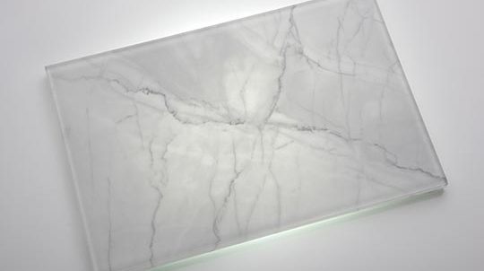 Glas-Stein Laminat mit 3,0mm Statuario Venato Steinfurnier laminiert zwischen 2 x 4mm Weissglas, hinterleuchtet