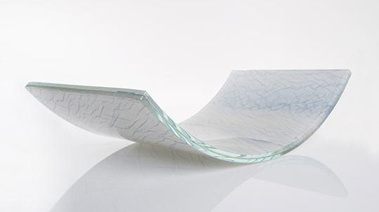 Gebogenes Glas mit Dünnstein