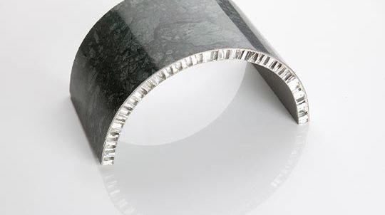 Glen Green Steinfurnier auf gebogener Aluminiumwabe, Steinoberfläche poliert