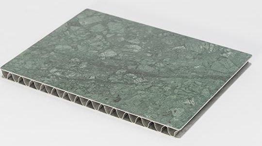 Steinfurnier auf Aluminium-Leichtbauplatte mit 2 Deckblechen und wellenförmigem Kernmaterial