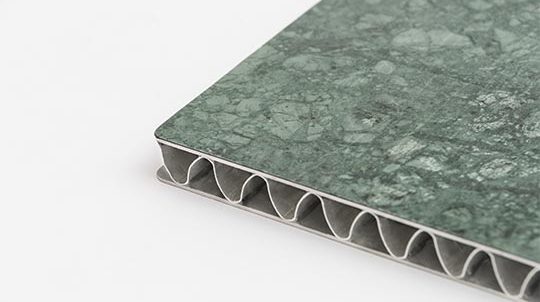 Steinfurnier auf Aluminium-Leichtbauplatte mit 2 Deckblechen und wellenförmigem Kernmaterial
