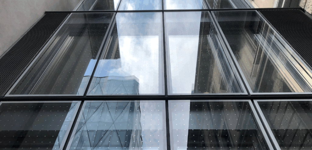 Glasfläche mit SEEN Vogelschutzmarkierungen