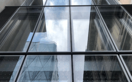 Glasfläche mit SEEN Vogelschutzmarkierungen