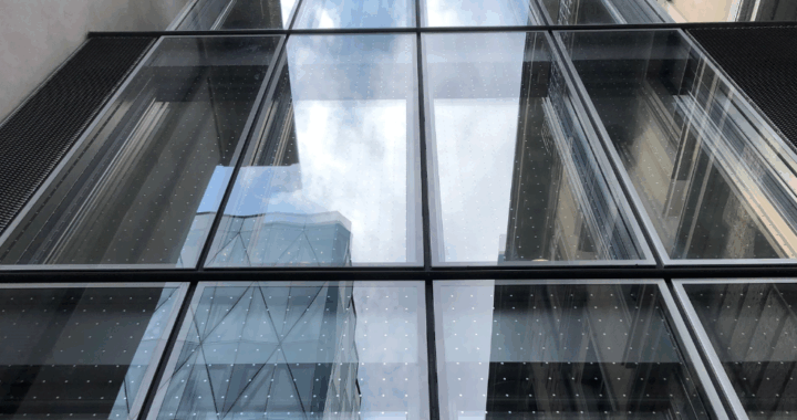 Glasfläche mit SEEN Vogelschutzmarkierungen