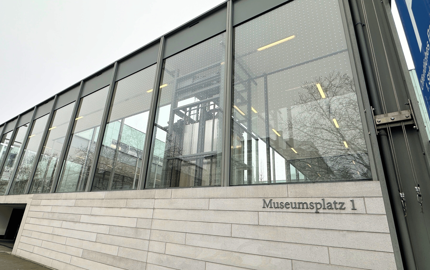 SEEN Elements Vogelschutzmarkierungen an der Glasfassade des Museum Folkwang in Essen