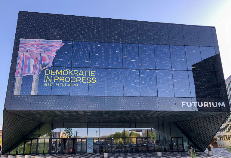 SEEN Vogelschutzmarkierungen am Futurium Berlin - Aussenansicht
