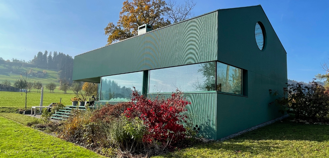 SEEN Vogelschutzmarkierungen an einem Privathaus, umgeben von Natur