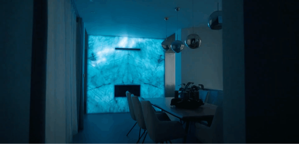 Steinwand mit lichtdurchlässiger Unterkonstruktion und LED-Beleuchtung im Esszimmer