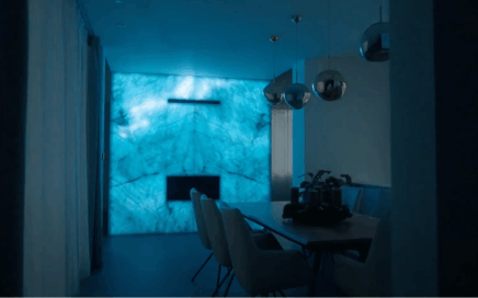 Steinwand mit lichtdurchlässiger Unterkonstruktion und LED-Beleuchtung im Esszimmer