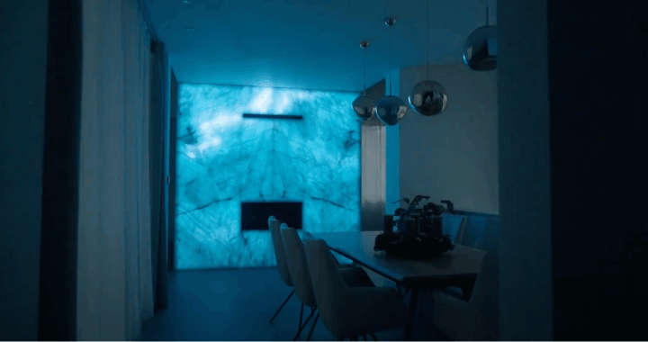 Steinwand mit lichtdurchlässiger Unterkonstruktion und LED-Beleuchtung im Esszimmer