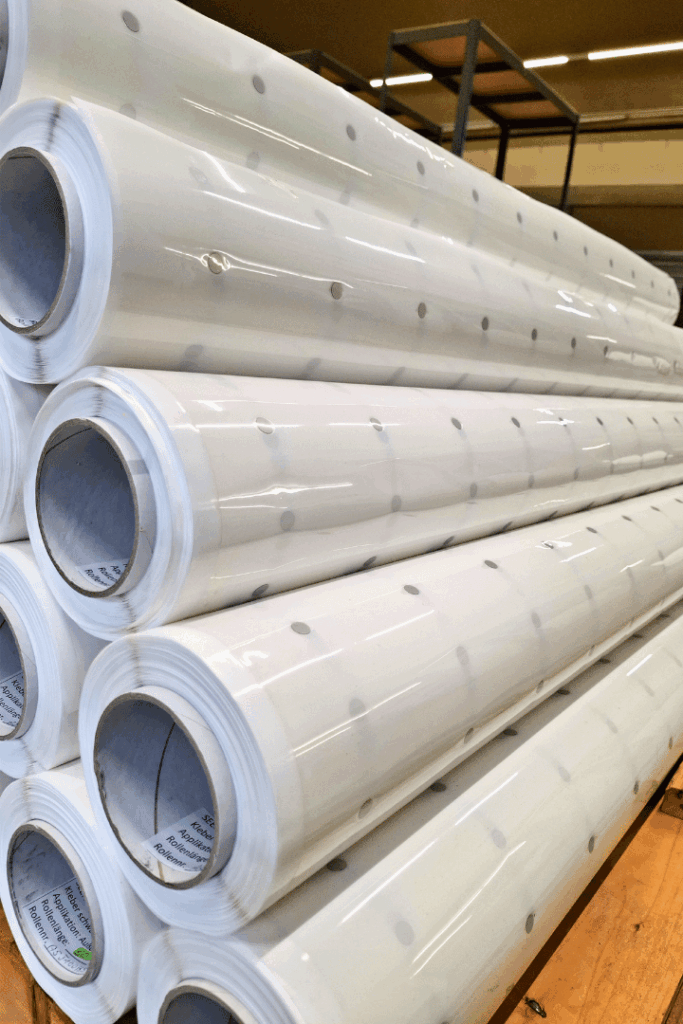 SEEN Folienrollen liegen zu einer Pyramide gestapelt auf einem Tisch