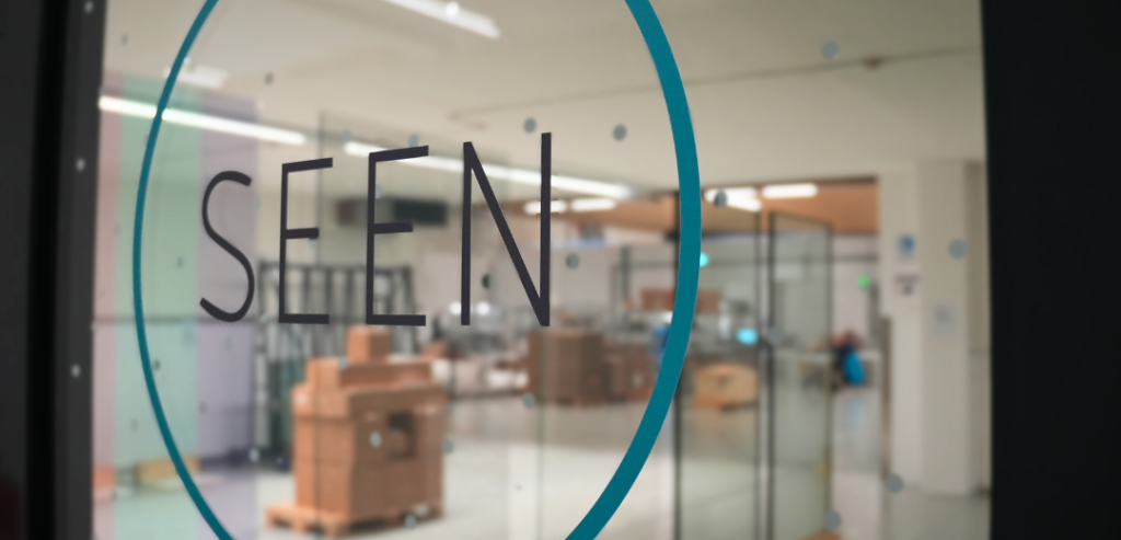 Logo auf Eingangstür am SEEN Standort in Frastanz