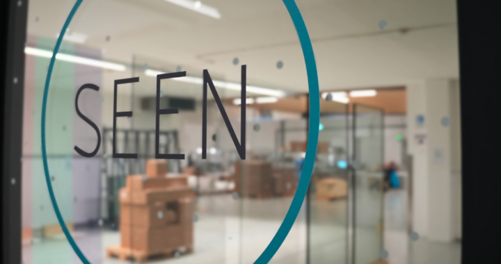 Logo auf Eingangstür am SEEN Standort in Frastanz