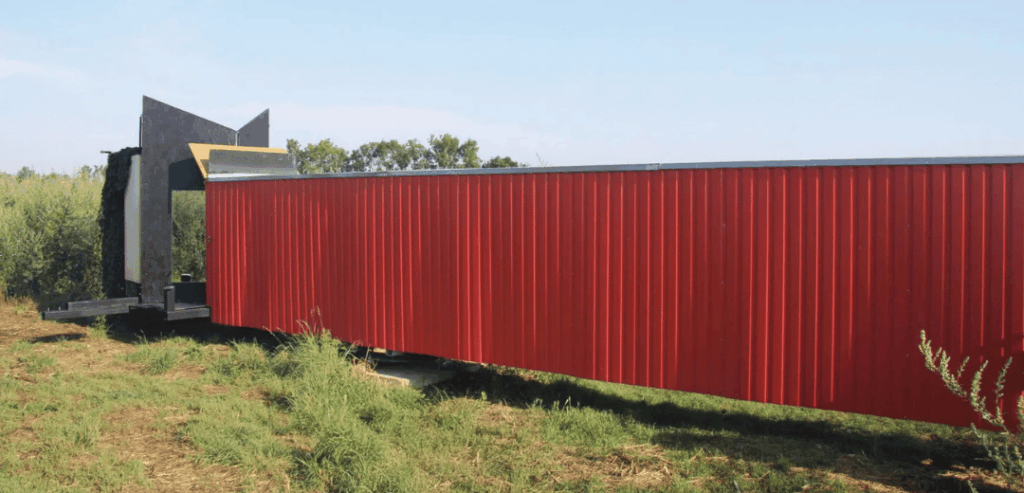 Containeranlage des Flugtunnels in Hohenau-Ringelsdorf, in dem Flugkanaltests zur Prüfung von Vogelschutzmarkierungen und Rasterlösungen durchgeführt werden.